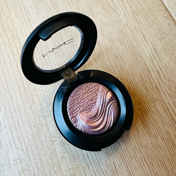 MAC Cosmetics Smokey Mauve Eyeshadow - Picture 2 of 3